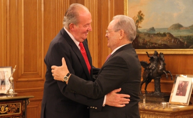 Su Majestad el Rey recibe el saludo del presidente de la Federación Internacional de Tiro Olímpico y miembro del Comité Olímpico Internacional, Olegar